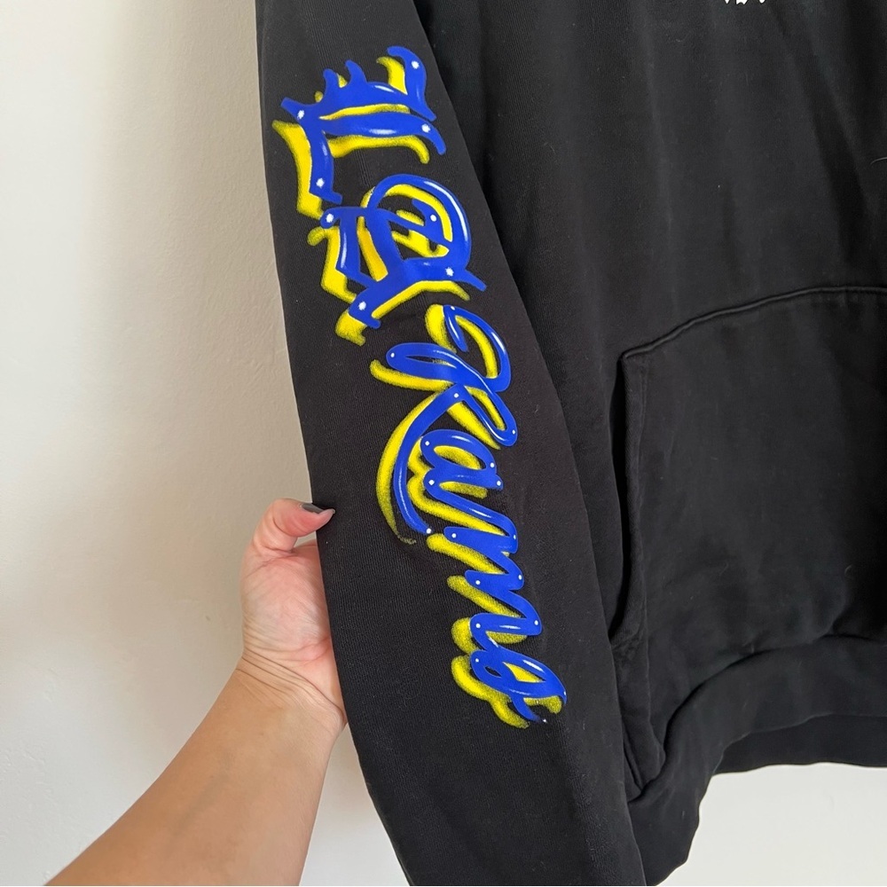 LA Rams Born x Raised Black Airbrushed Rampage Pullover Hoodie - Picture 5 of 9